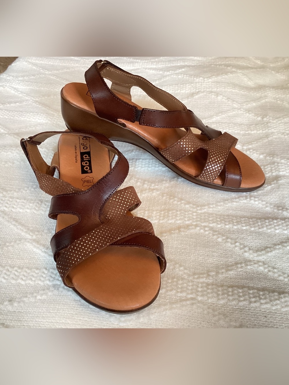Brown sandals with bling, made in Spain.
